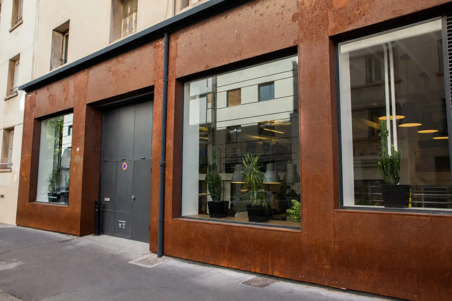 Vitrine et entrée sur rue