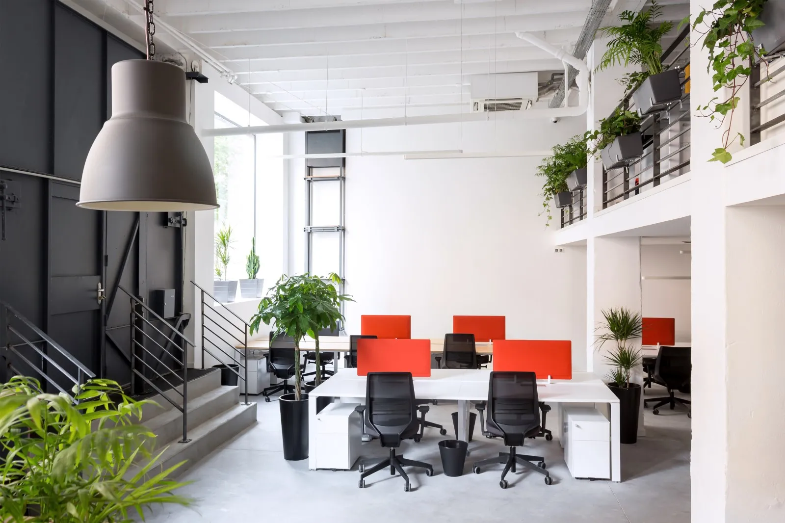 Open space du rez-de-chaussée sous la mezzanine
